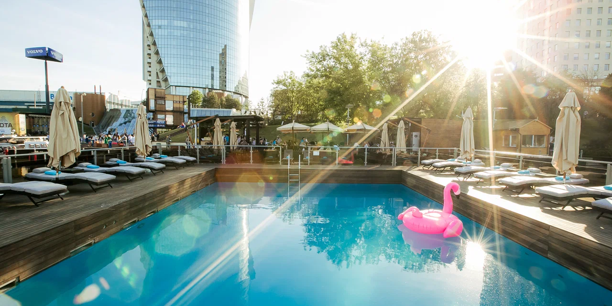 country-park-services-pool-chill3