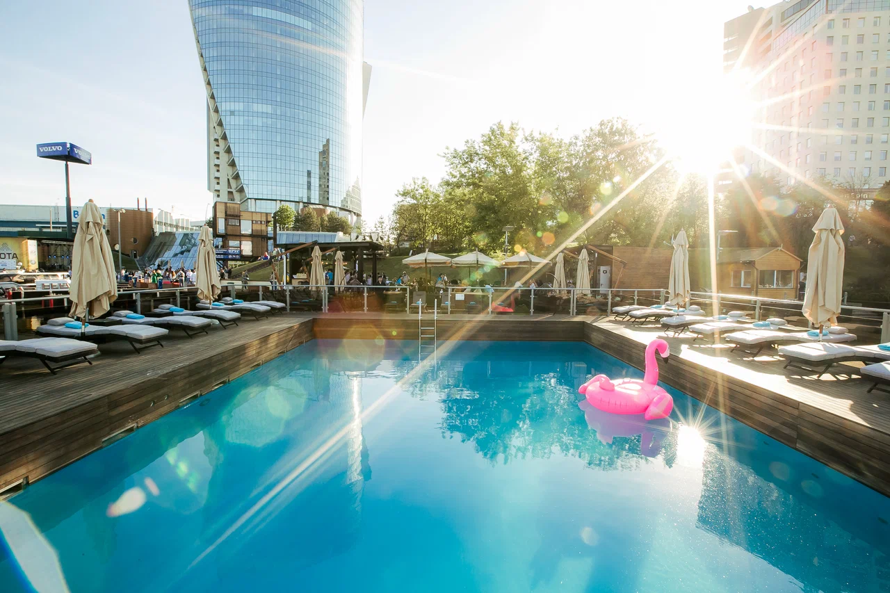 country-park-services-pool-chill3