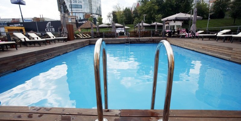 country-park-services-pool-stairs