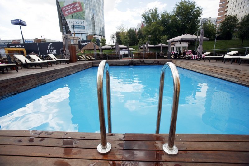 country-park-services-pool-stairs